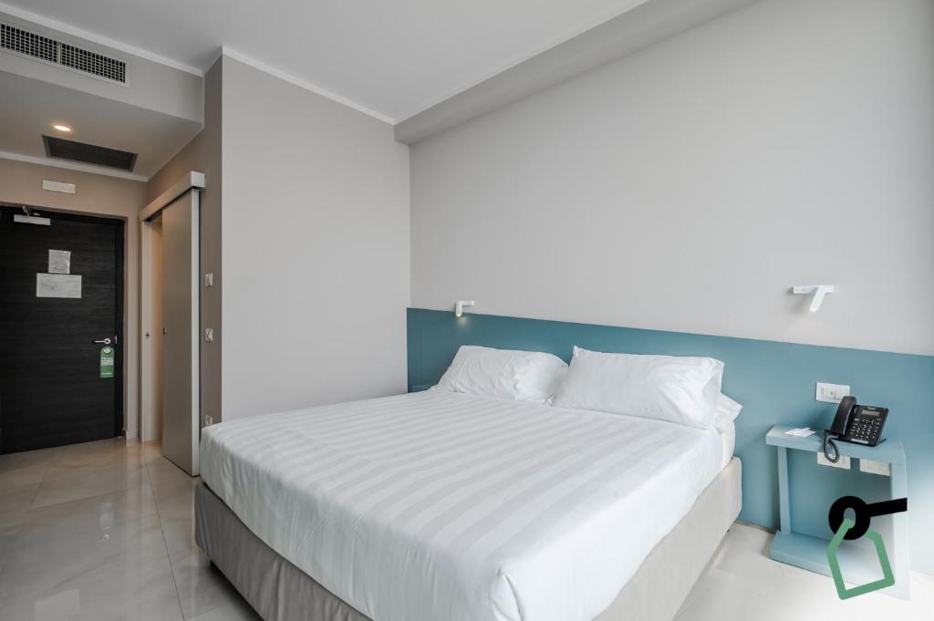 Postel nebo postele na pokoji v ubytování HOTIDAY Room Collection - Porto Venere