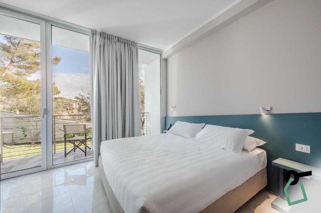 Postel nebo postele na pokoji v ubytování HOTIDAY Room Collection - Porto Venere