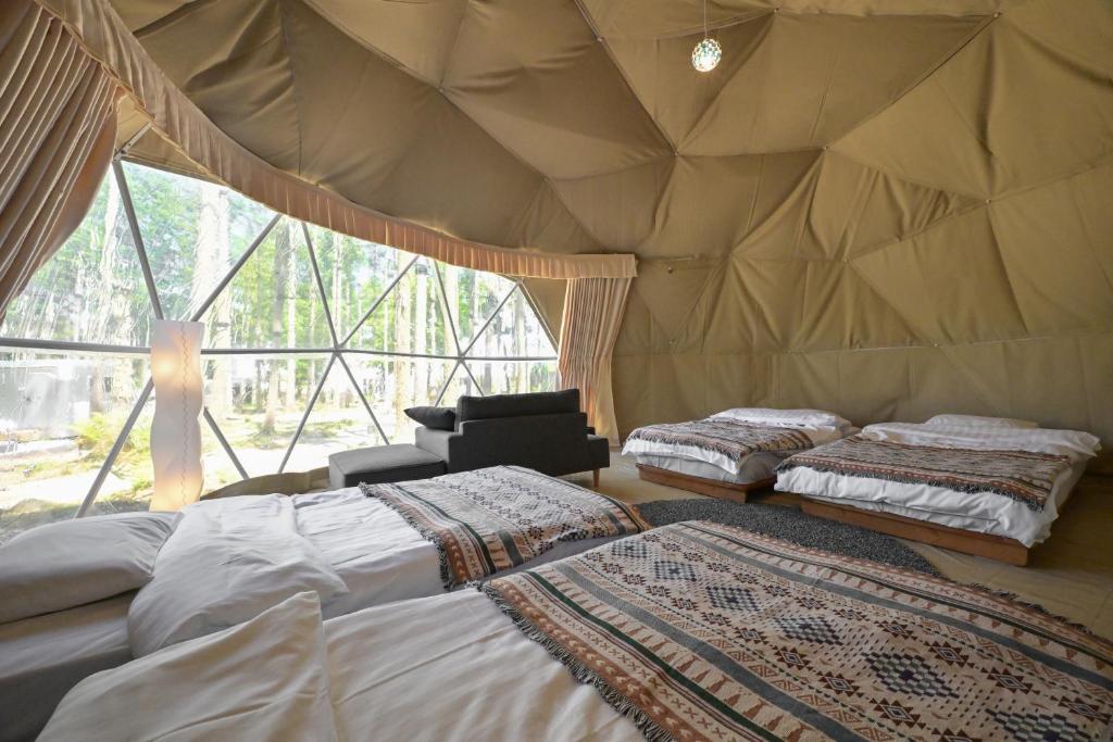 Postel nebo postele na pokoji v ubytování glampark FREE AND EASY CAMP RESORT　三重県