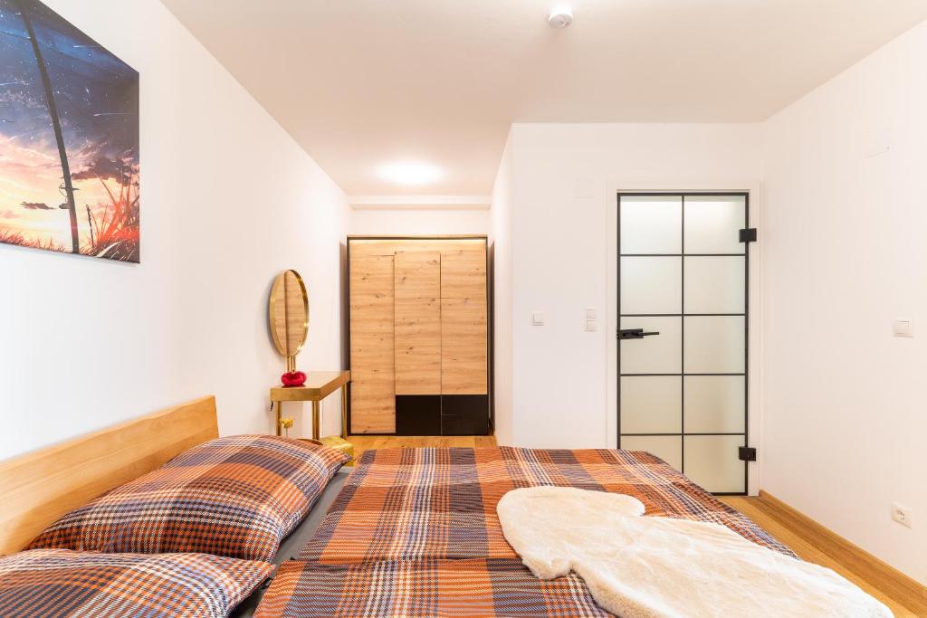 Una cama o camas en una habitación de Mc Home Neues und sonniges Doppelhaus, Top 2 mit grossen Garten und E-Ladestation in Dobl bei Graz