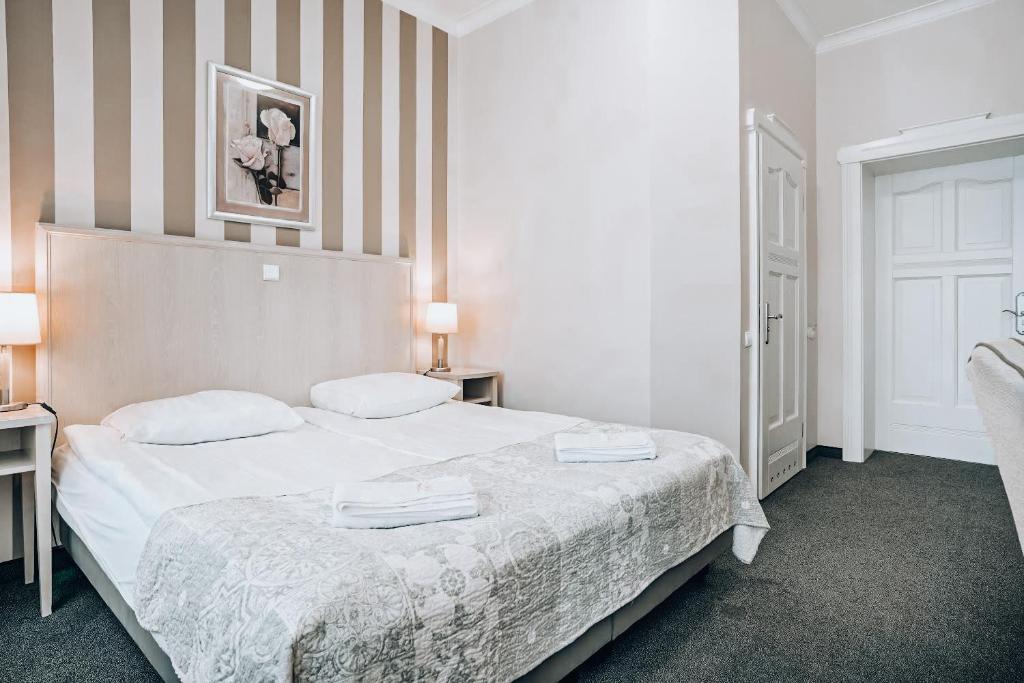 Postel nebo postele na pokoji v ubytování Hotel Amalia