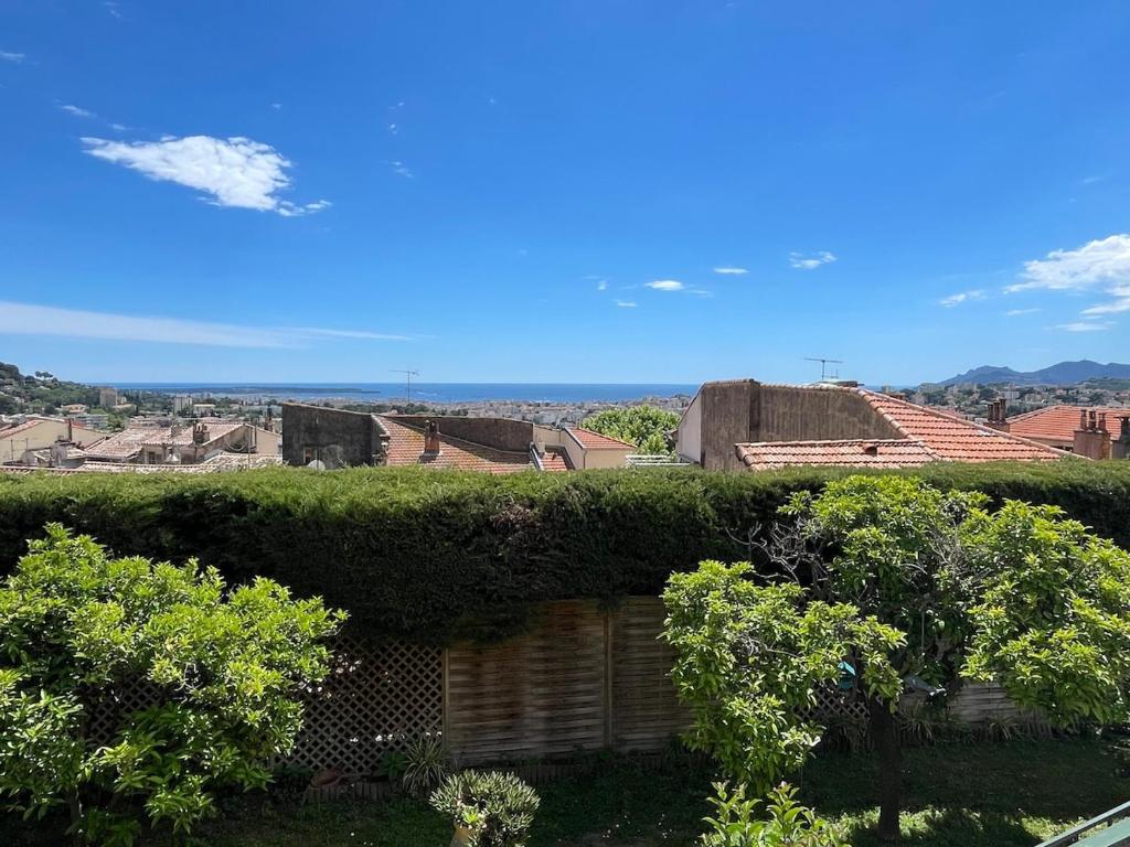- un bâtiment couvert de lierre avec vue sur la ville dans l'établissement Architect's house 100m2 sea view, terraces 35m2, au Cannet