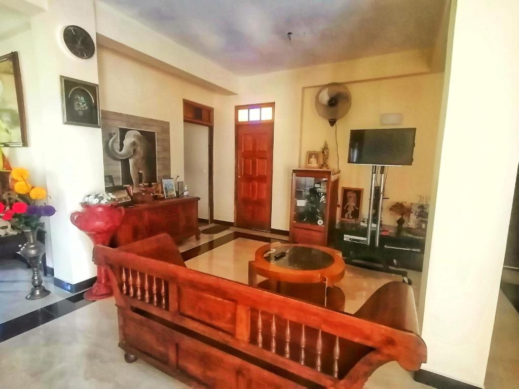 un salon avec un canapé et une table dans l'établissement Zentara Hills resort, à Haputale