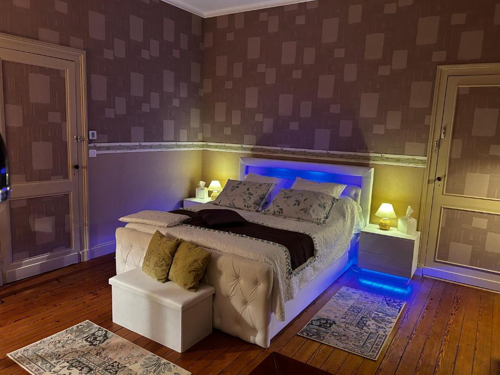 - une chambre avec un lit à éclairage LED bleu dans l'établissement Les Trois Tilleuls 2, à Loupiac-de-Cadillac