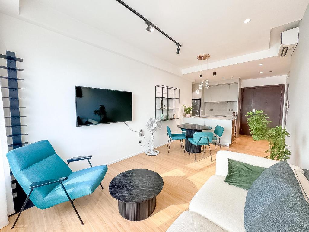 ein Wohnzimmer mit Sofa und Tisch in der Unterkunft Summerset Saigon - The Perfect Place to Live in District 1 in Ho-Chi-Minh-Stadt