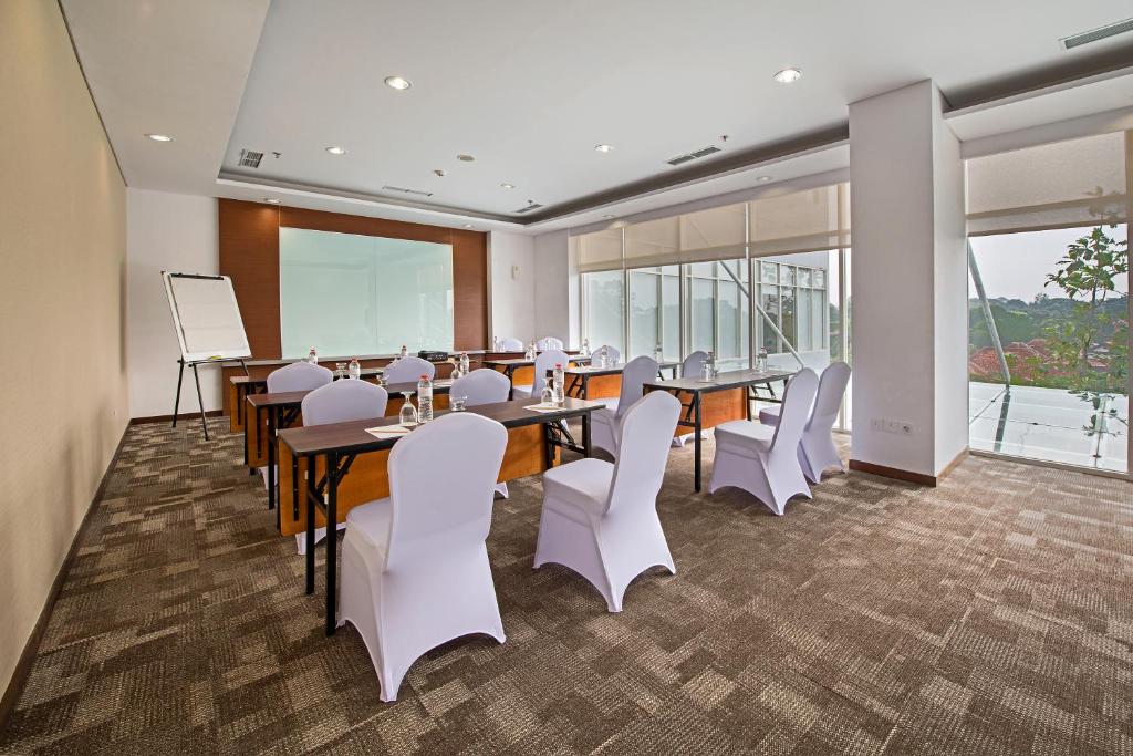 Restaurace v ubytování Whiz Prime Hotel Pajajaran Bogor