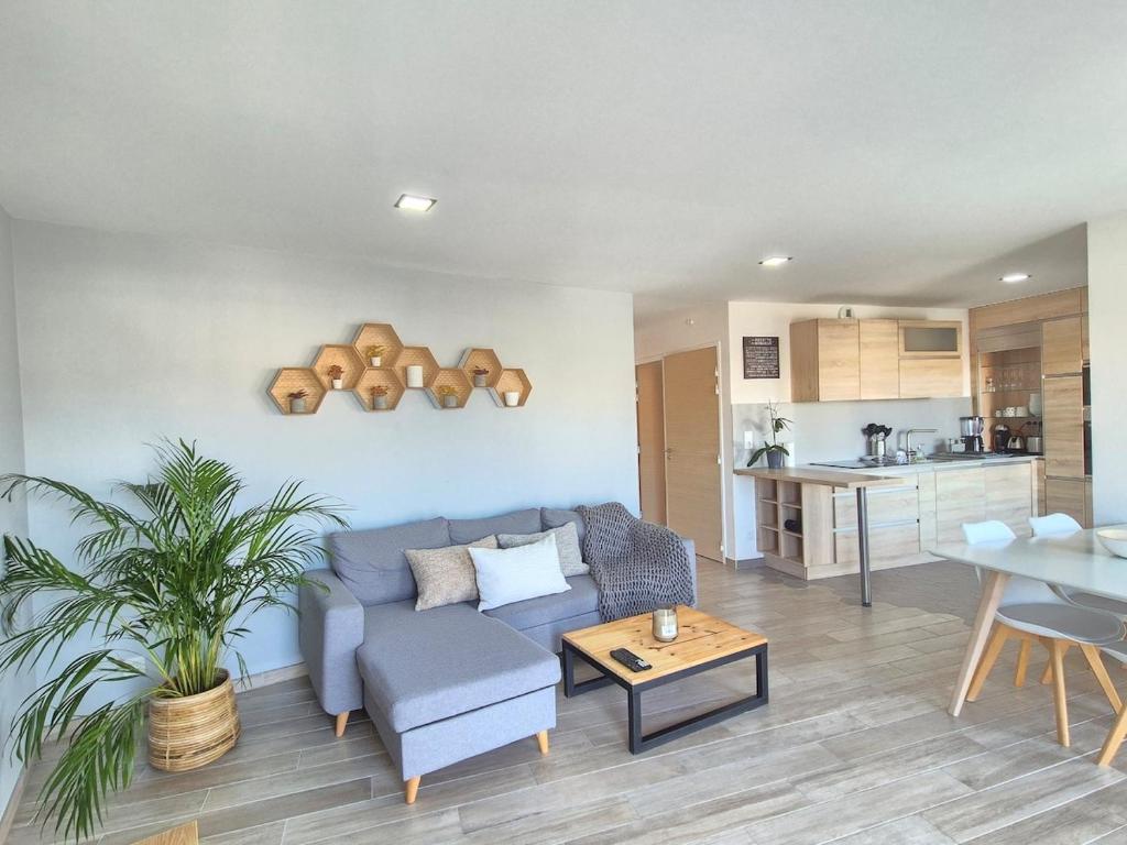 Kuchyň nebo kuchyňský kout v ubytování Lana #Clim#Terrasse - Meublé classé 3étoiles