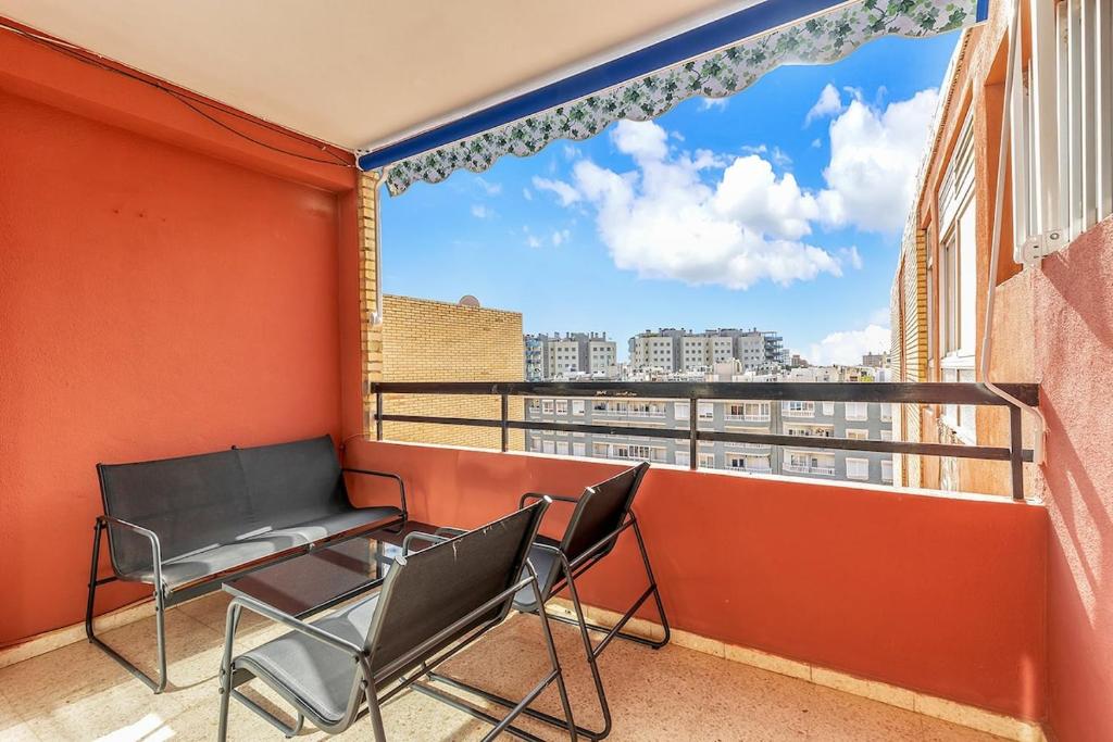 ein Balkon mit Tisch und Stühlen und einem Fenster in der Unterkunft Reformed home in Campello with WIFI in El Campello