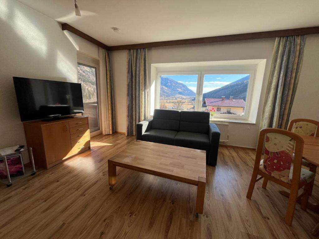 TV a/nebo společenská místnost v ubytování Panorama Apartments Semslach