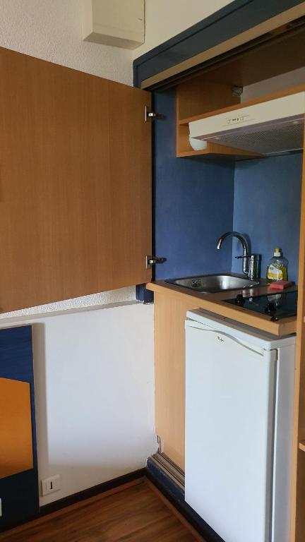 une petite cuisine avec un évier et un comptoir dans l'établissement Studio 2 pers à 50 m de la plage, à Fleury