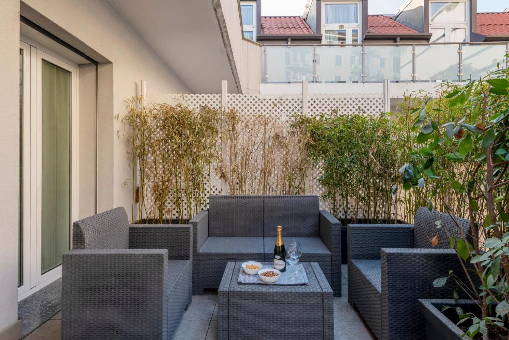 A seating area at BnButler - Archimede 53 - Bright Studio