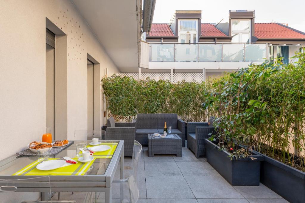 A seating area at BnButler - Archimede 53 - Bright Studio