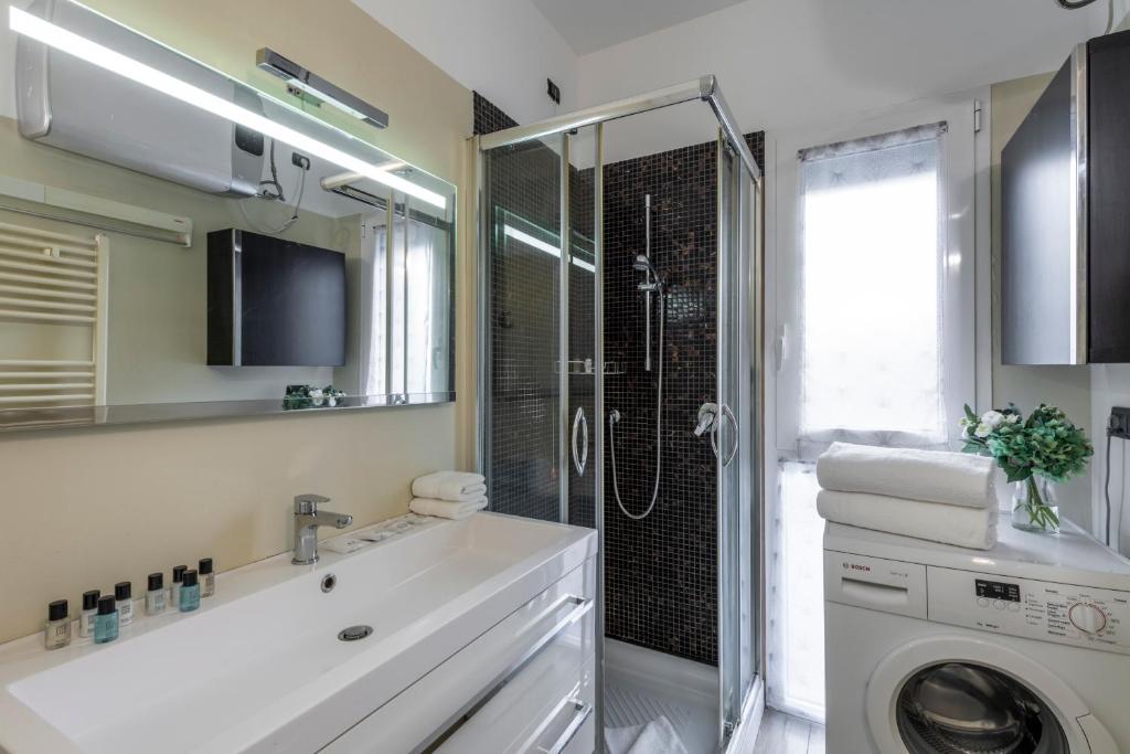 A bathroom at BnButler - Archimede 53 - Bright Studio