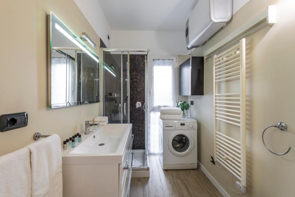 A bathroom at BnButler - Archimede 53 - Bright Studio