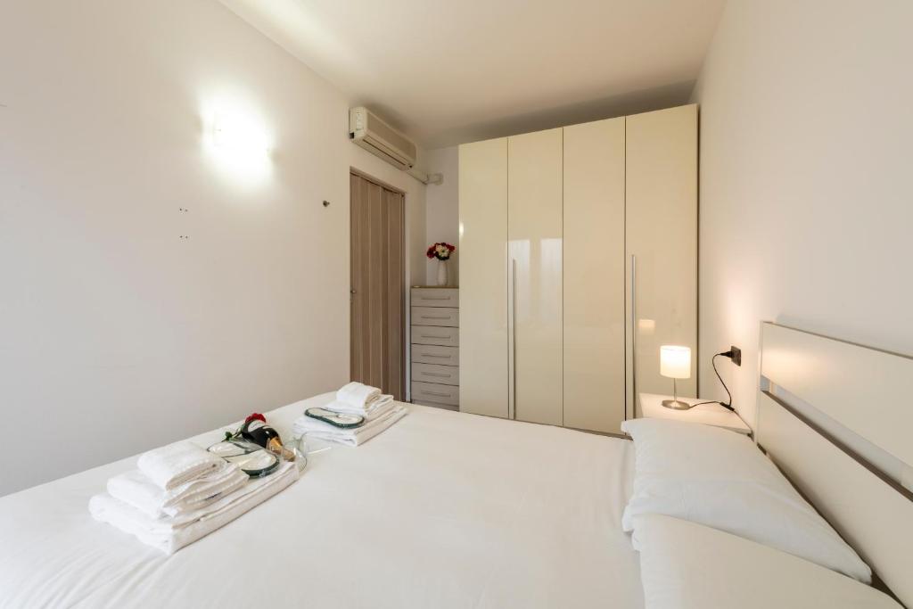 A bed or beds in a room at BnButler - Archimede 53 - Bright Studio