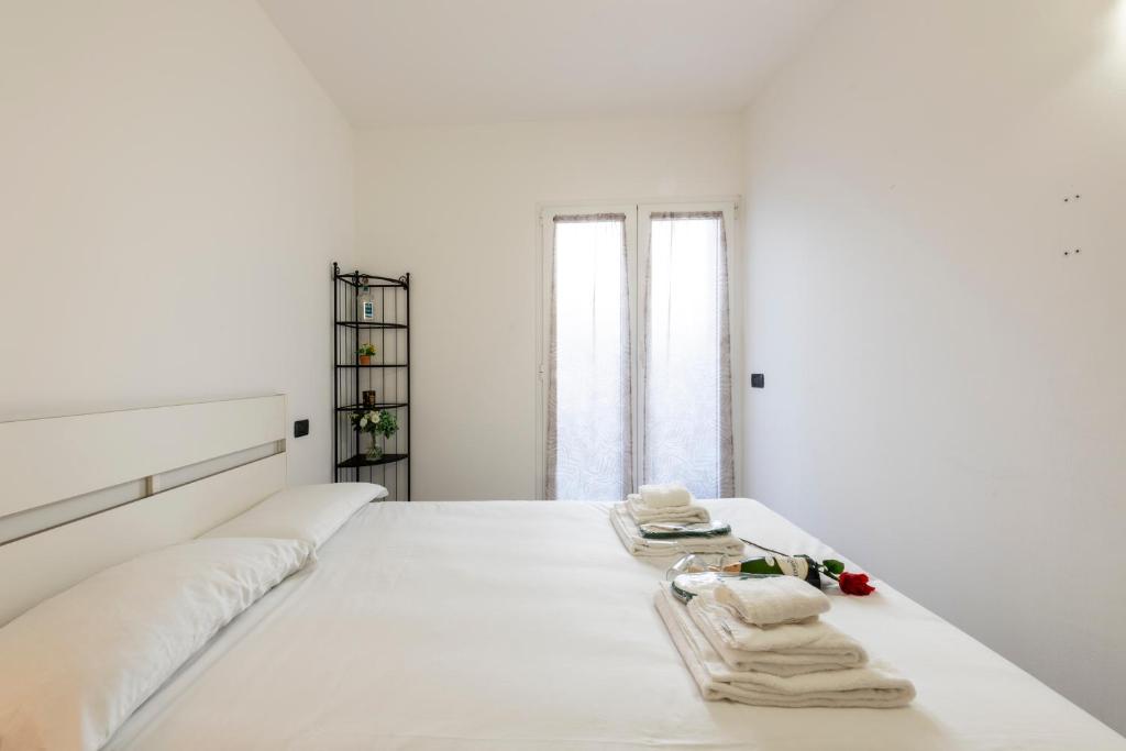 A bed or beds in a room at BnButler - Archimede 53 - Bright Studio