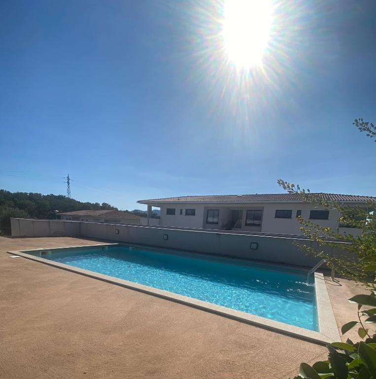 Photo de la galerie de l'établissement Appartement T2 avec piscine, à Porto-Vecchio