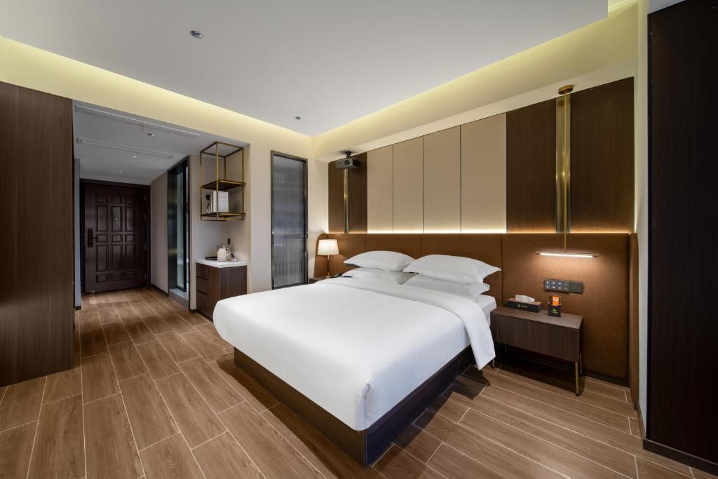 Postel nebo postele na pokoji v ubytování Chongqing Junsheng Yunduan Riverview Hotel
