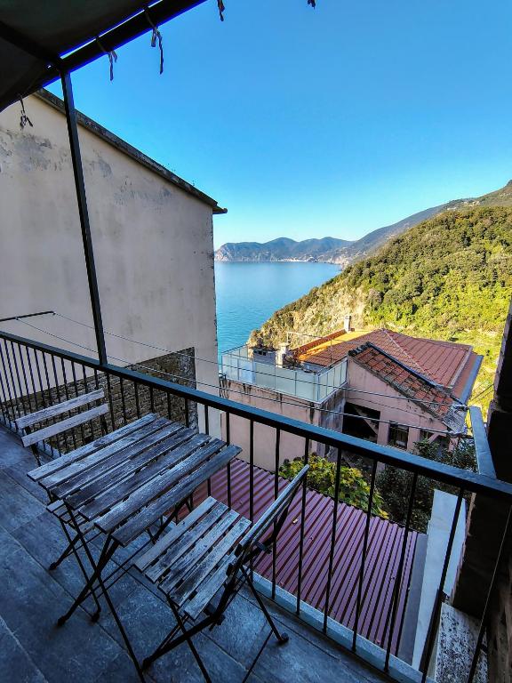 balcón con banco y vistas al agua en Belvedere Home Holiday, en Corniglia