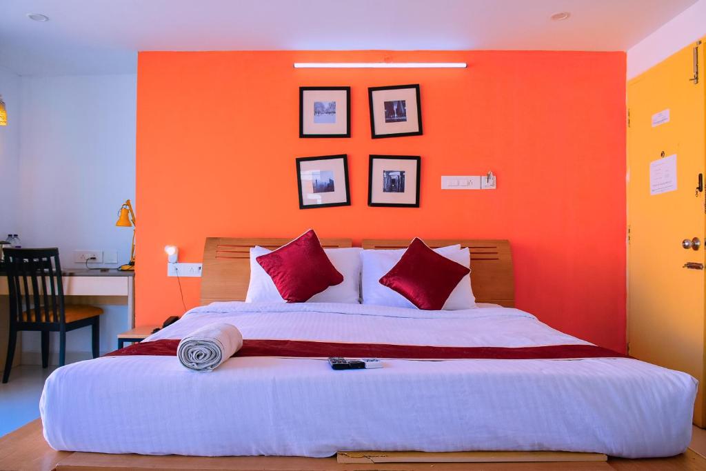 Postel nebo postele na pokoji v ubytování Naksha Tree Hotels- Ramapuram