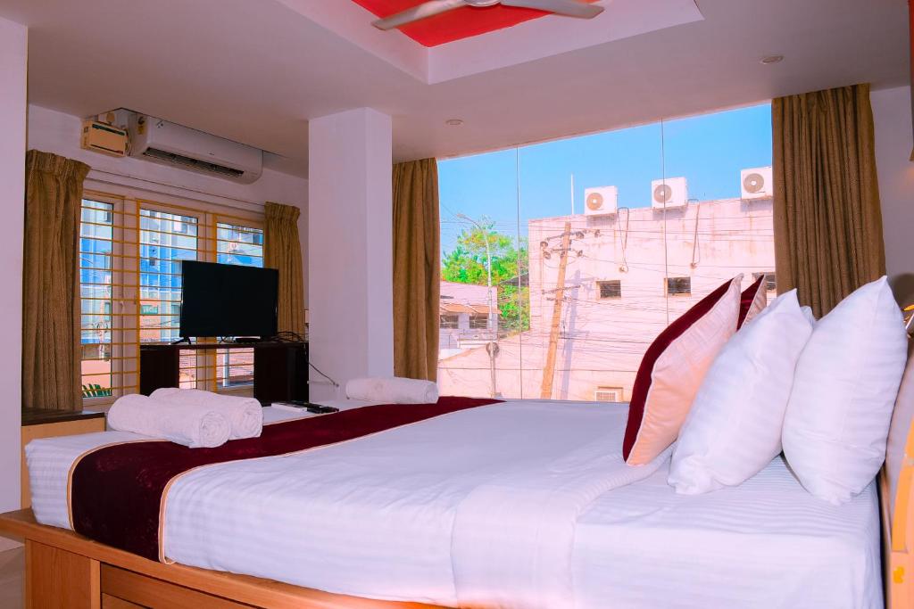 Postel nebo postele na pokoji v ubytování Naksha Tree Hotels- Ramapuram