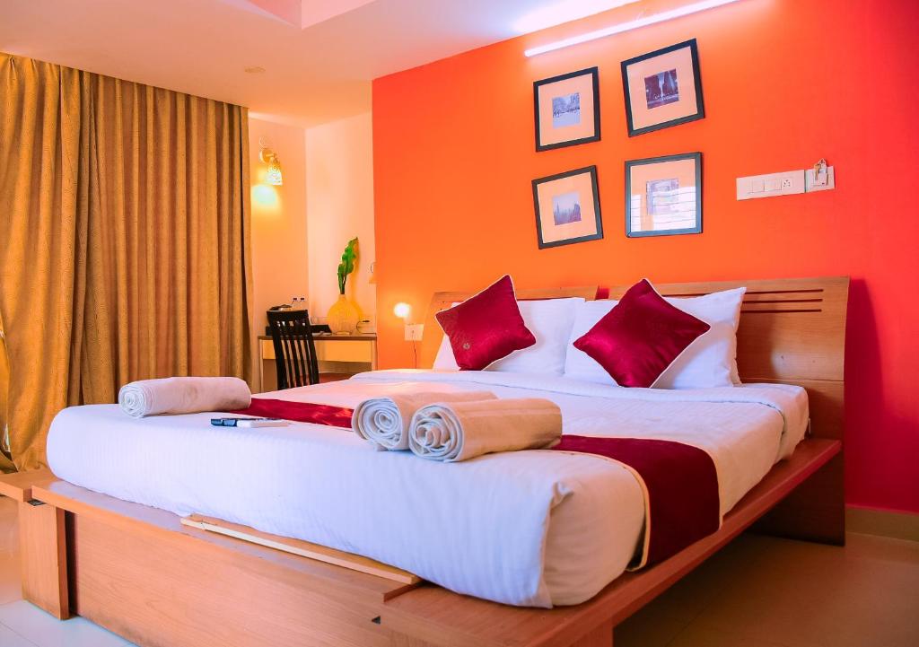 Postel nebo postele na pokoji v ubytování Naksha Tree Hotels- Ramapuram