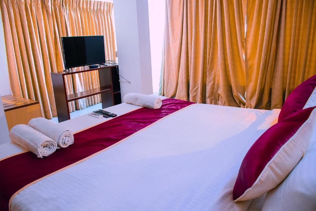Postel nebo postele na pokoji v ubytování Naksha Tree Hotels- Ramapuram