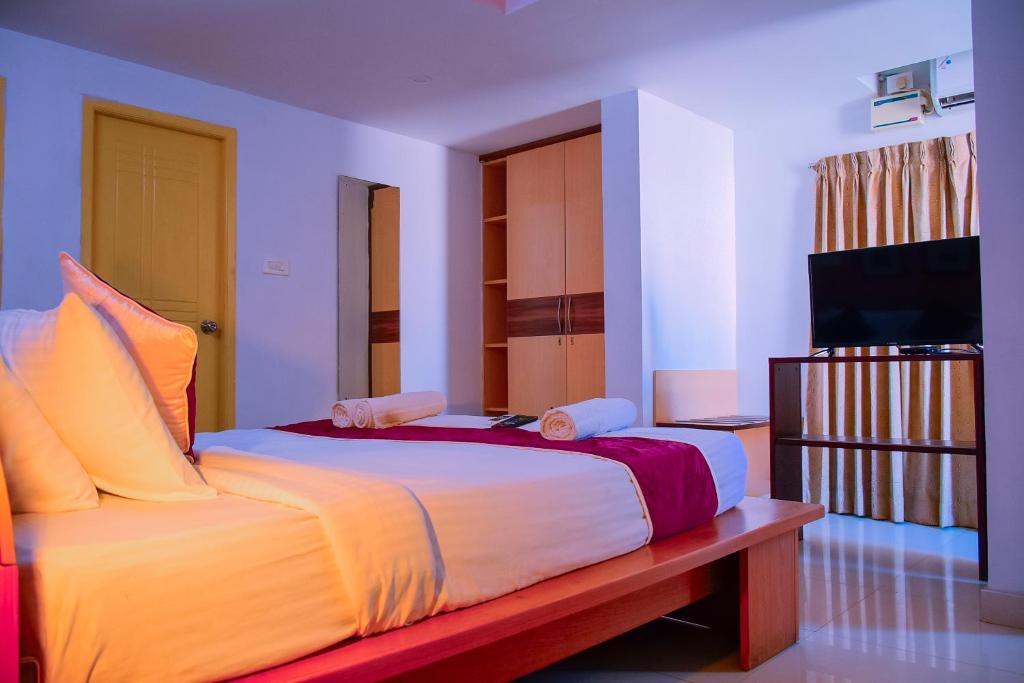 Postel nebo postele na pokoji v ubytování Naksha Tree Hotels- Ramapuram