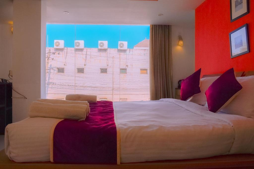 Postel nebo postele na pokoji v ubytování Naksha Tree Hotels- Ramapuram