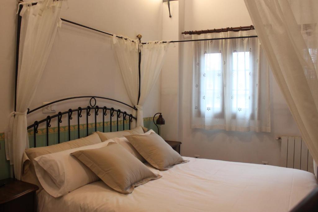 Postel nebo postele na pokoji v ubytování Hotel SPA Atxaspi