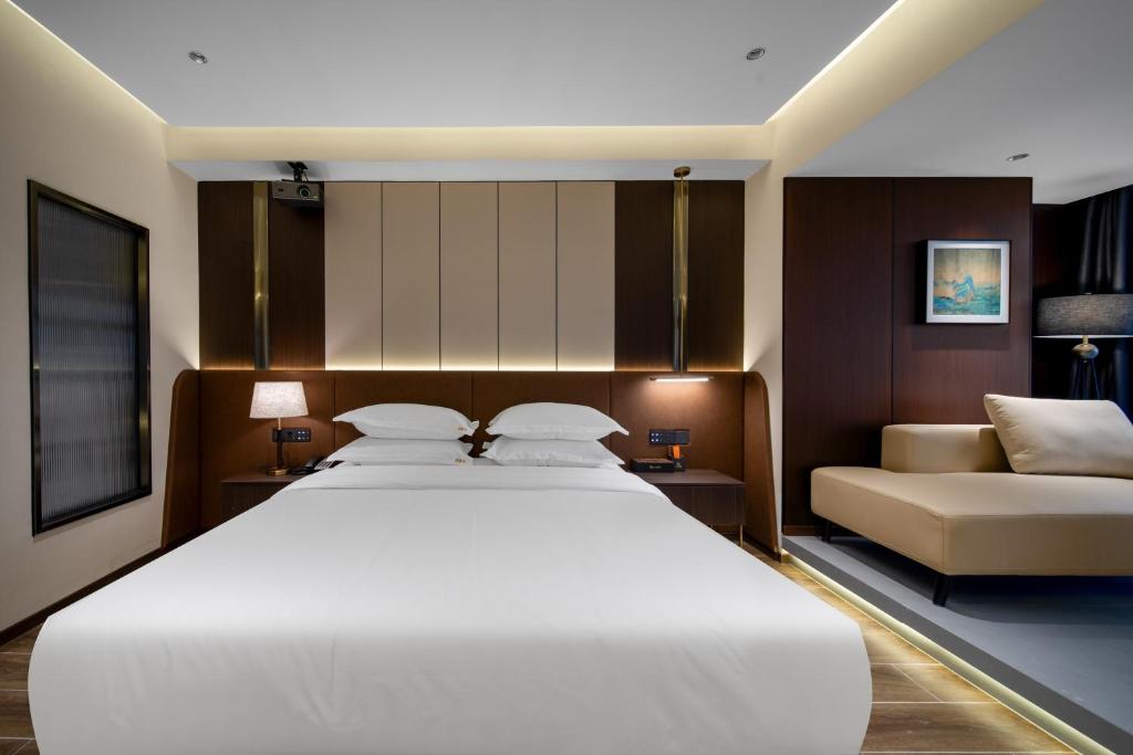 Postel nebo postele na pokoji v ubytování Chongqing Junsheng Yunduan Riverview Hotel