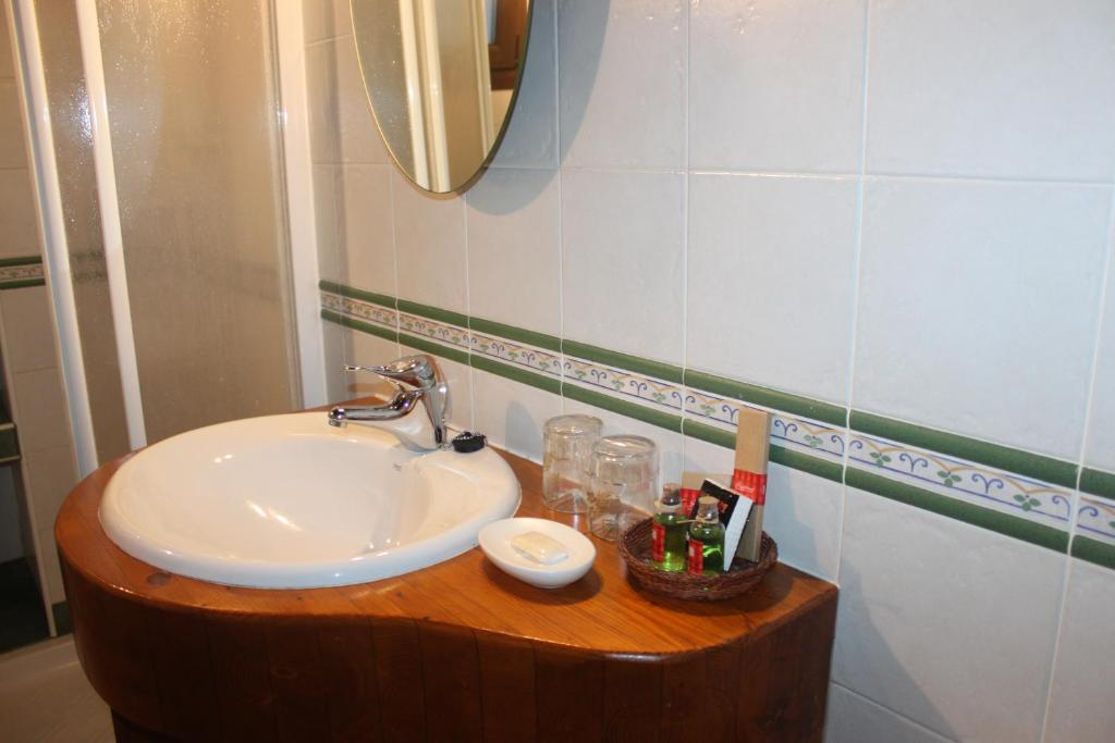 Koupelna v ubytování Hotel SPA Atxaspi