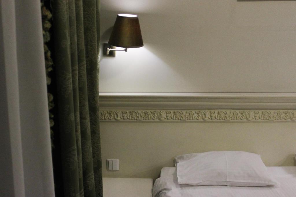 Postel nebo postele na pokoji v ubytování Royal City Hotel