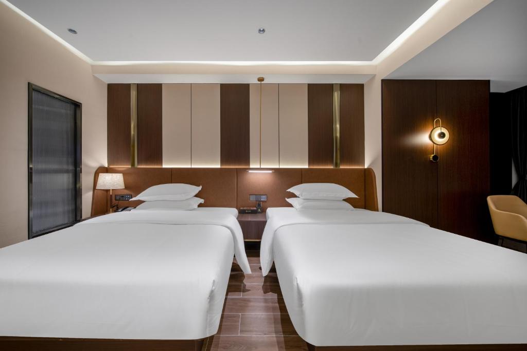 Postel nebo postele na pokoji v ubytování Chongqing Junsheng Yunduan Riverview Hotel