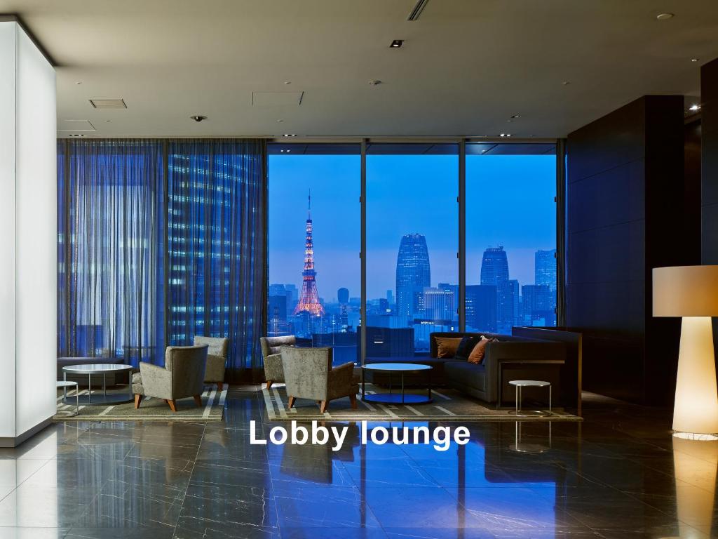 東京にあるMitsui Garden Hotel Ginza Premierのエッフェル塔が見えるリビングルーム