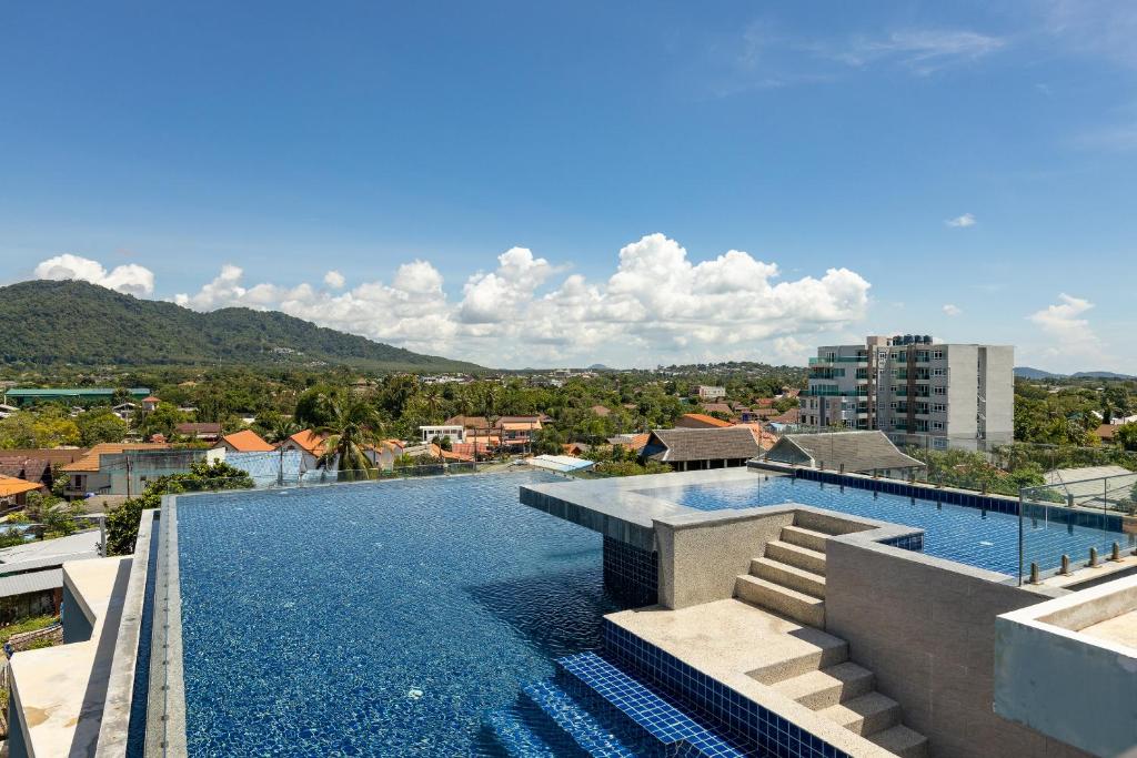Bazén v ubytování ReLife The Windy Condo B218 Naiharn nebo v jeho okolí
