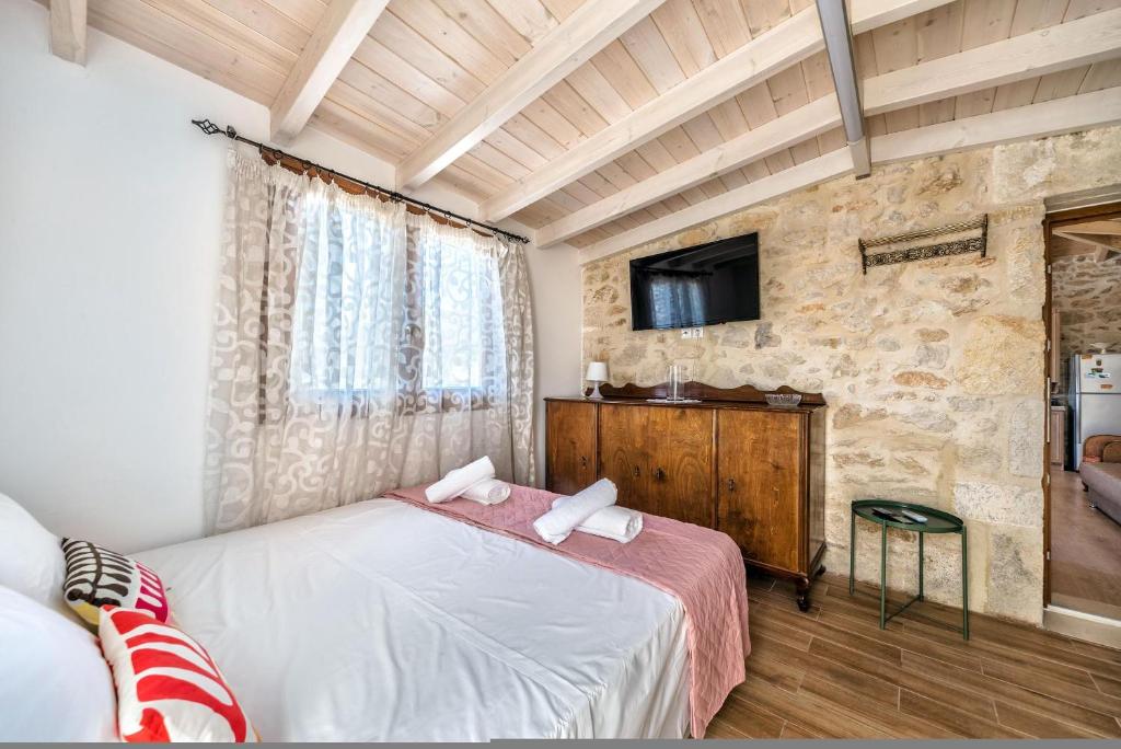 A bed or beds in a room at Guest House Aphrodite
