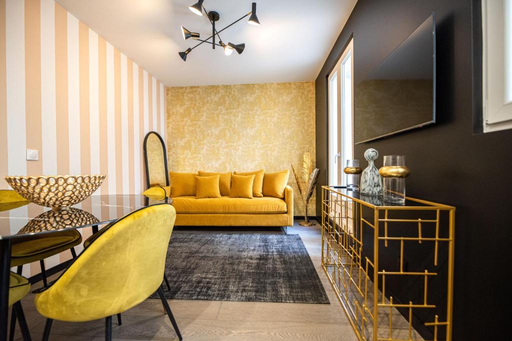 un salon avec un canapé jaune et une table dans l'établissement CIA - Triplex in Paris 17th, à Paris