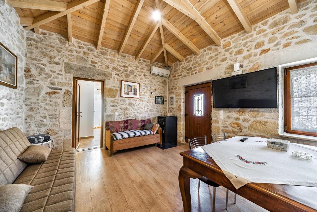 A television and/or entertainment centre at Guest House Aphrodite