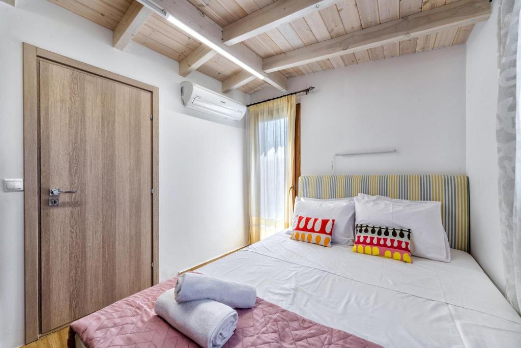 A bed or beds in a room at Guest House Aphrodite