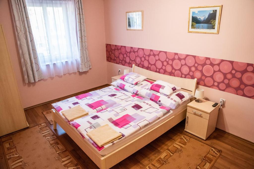 Postel nebo postele na pokoji v ubytování Gesztenye Apartman