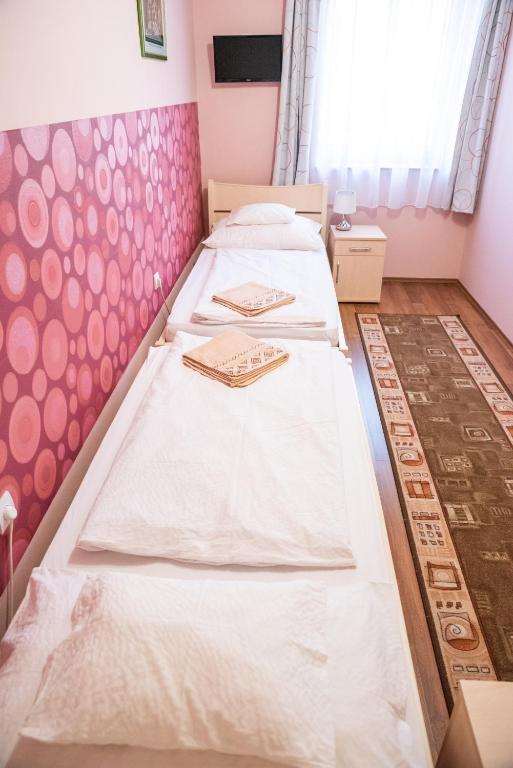 Postel nebo postele na pokoji v ubytování Gesztenye Apartman