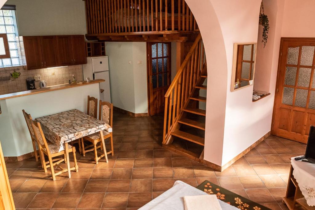 Kuchyň nebo kuchyňský kout v ubytování Gesztenye Apartman