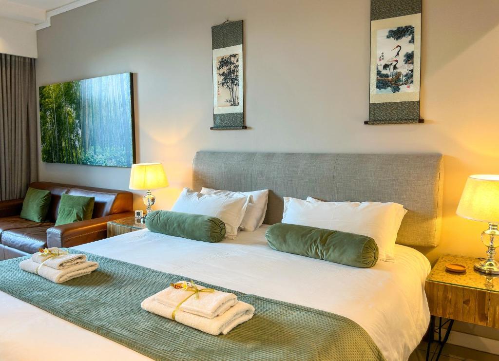 Postel nebo postele na pokoji v ubytování Menlyn Maine Residences - Kyoto king size xl bed