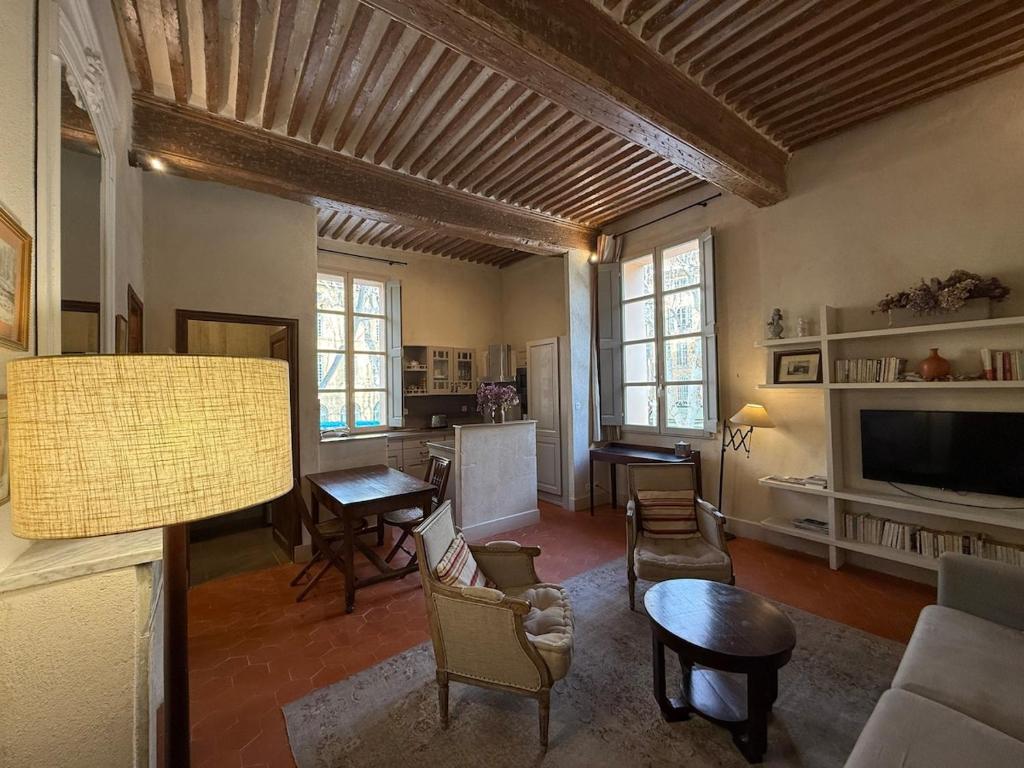 un salon avec un canapé et une table dans l'établissement Bel appartement aixois dans le centre historique, à Aix-en-Provence