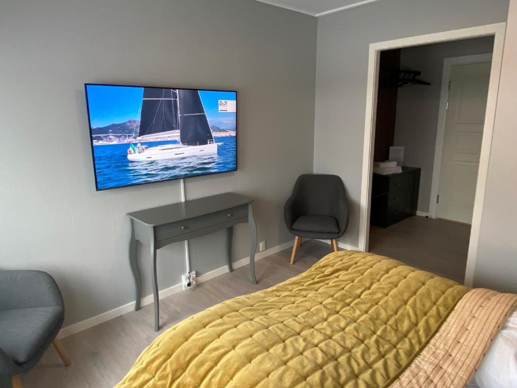 Una televisión o centro de entretenimiento en Møn Golf Resort - Hotel Præstekilde