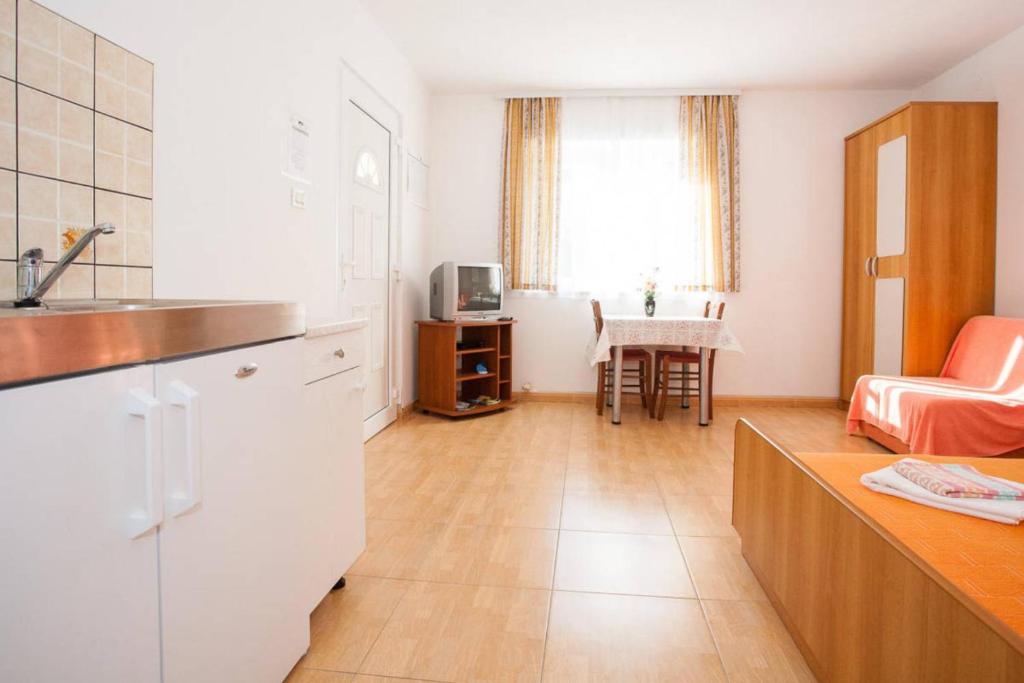 Kuchyňa alebo kuchynka v ubytovaní Apartments with pool Ivana Krk