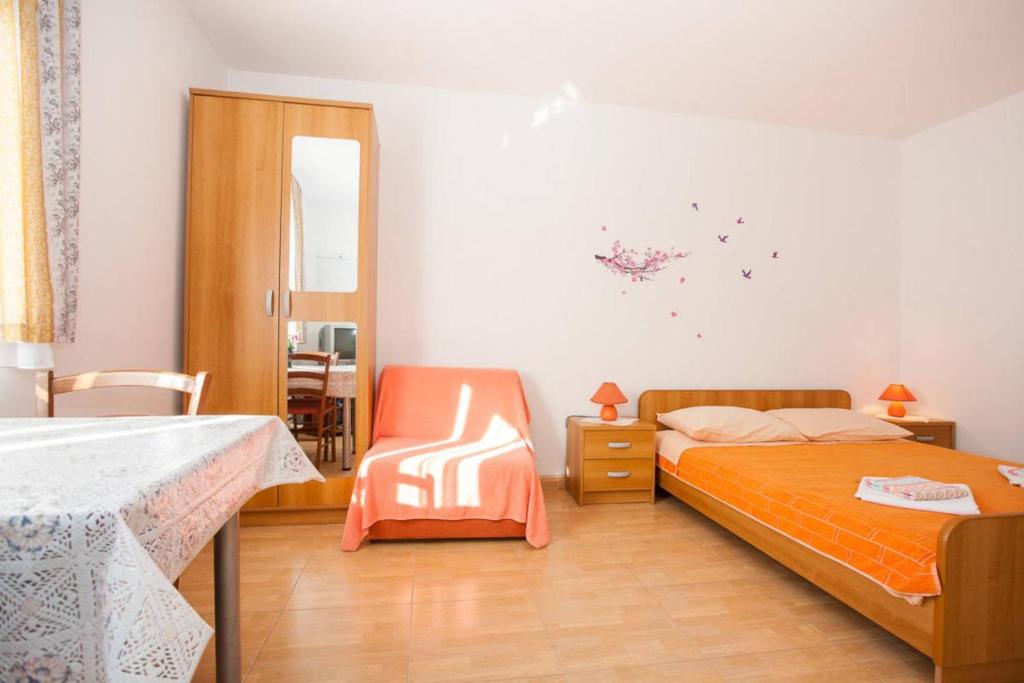 Posteľ alebo postele v izbe v ubytovaní Apartments with pool Ivana Krk