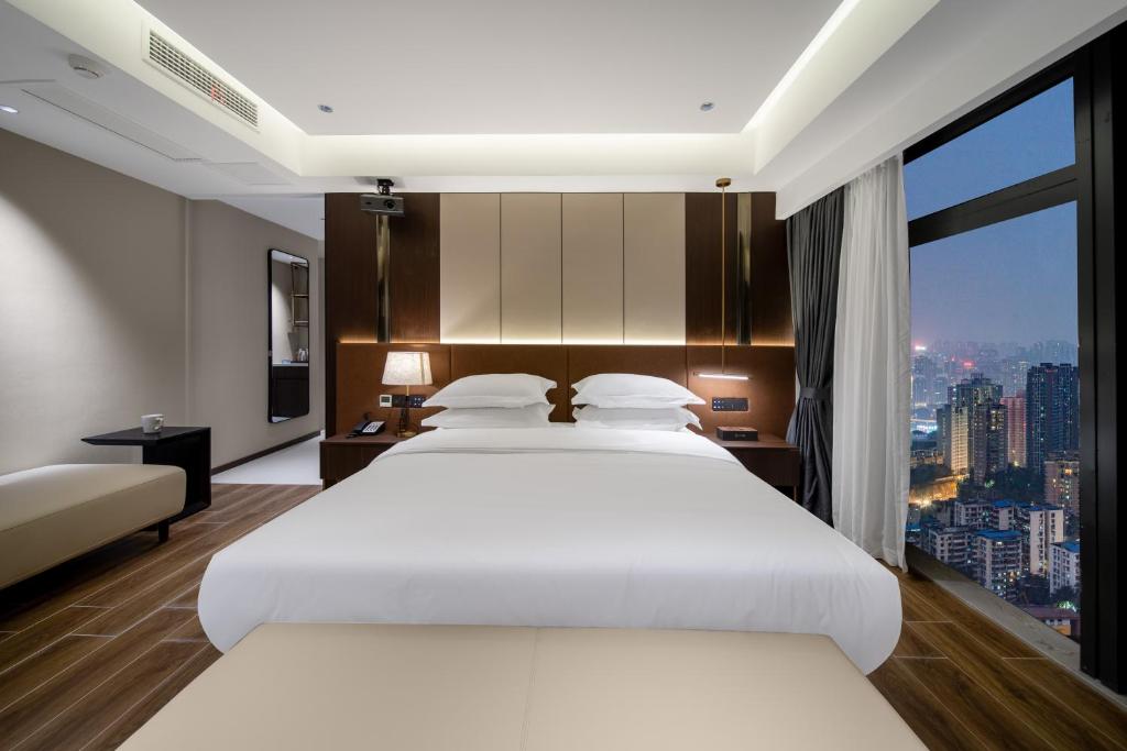 Postel nebo postele na pokoji v ubytování Chongqing Junsheng Yunduan Riverview Hotel