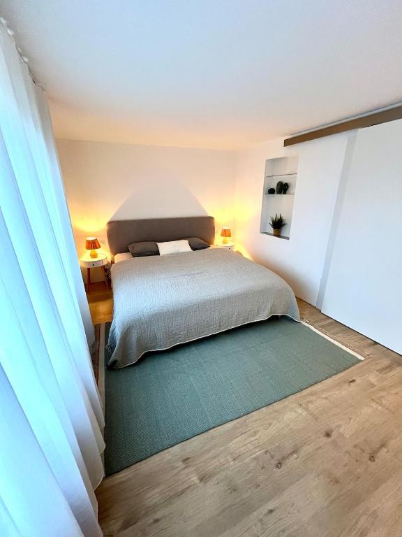 Postel nebo postele na pokoji v ubytování Maison Verdeau Ferien am Murtensee